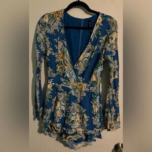 Design Lab Womens Short Romper Ruffle Shorts Bell Sleeve Back‎ zipper sz Small